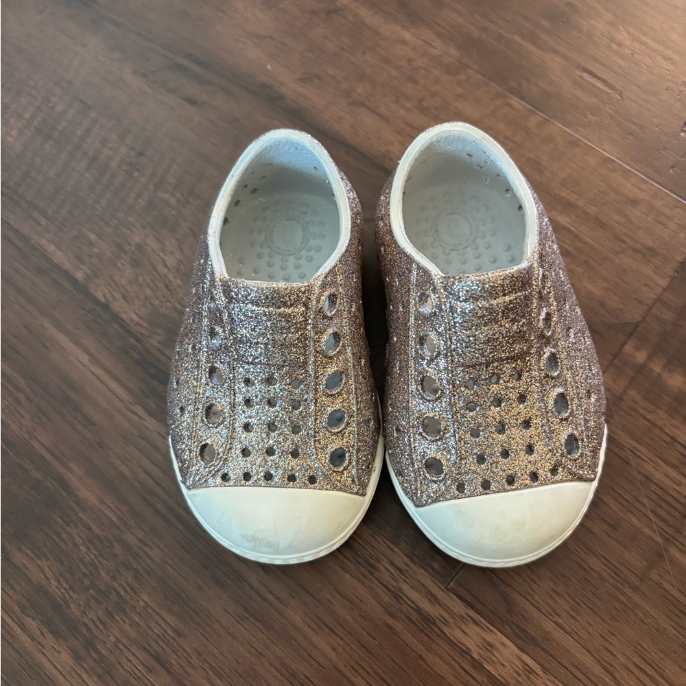 Native infant girl shoes. Glitter pink. NWOT.